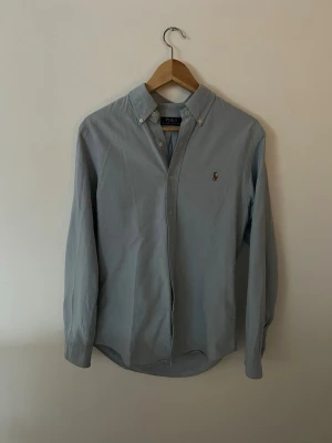 Ralph Lauren skjorta - Ljusblå Ralph Lauren skjorta i extremt bra skick inga defekter 10/10🙌🏽, Storlek S, Axelmått ≈ 43cm Längd ≈ 70cm. Skriv gärna vid fler funderingar.
