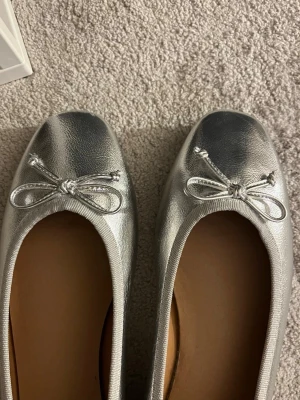 Silvriga ballerinaskor - Tidigare köpt på vinted. Som nya! 