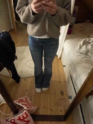 Lågmidjade jeans - Snygga lågmidjade jeans, bootcut i storlek XS/S! Blåa!