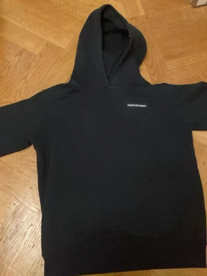 Peak performance hoodie  - Peak performance hoodie passar bra åldern 12-13 men kan passa andra åldrar också 
