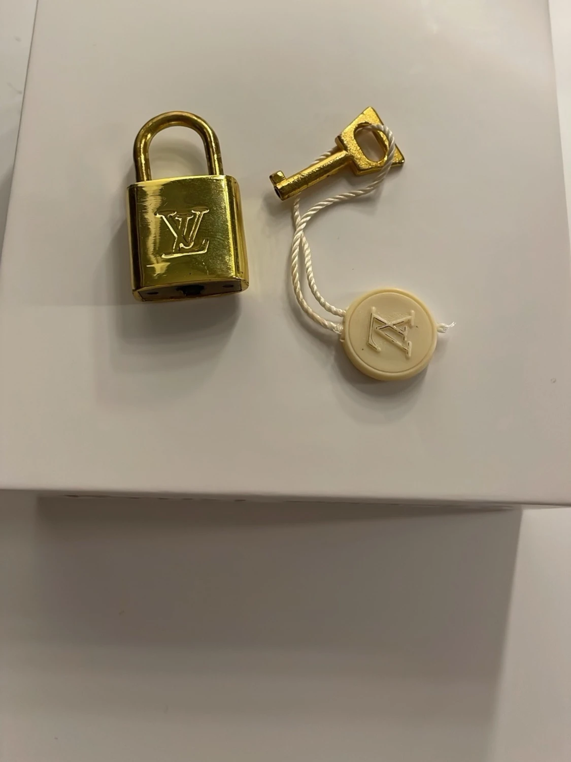  guldpläterat lås med nyckel