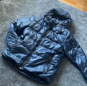 Mörkblå pufferjacka från Lee - Säljer denna jacka då jag har andra jackor och bara vill bli av med denna. - även varför priset är så lågt. Den är i utmärkt skick och finns inga defekter. Passar L