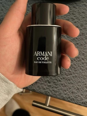 Armani Code Eau de Toilette 50ml - Stilren parfym från Armani, Code Eau de Toilette. Flaskan är på 50 ml och har en modern design som passar dig som vill sticka ut. Refillbar spray för enkel användning. Perfekt för dig som gillar exklusiva märken.