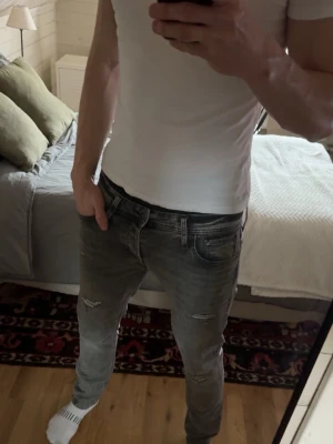Jack&Jones Slim Glenn med slitningar  - Säljer ett par grå jeans från Jack&Jones Slim Glenn. Storleken är W31 L32. Vid intresse är de bara att höra av sig😁🍾