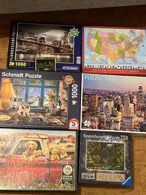 Pussel från olika märken! - Lite random pussel som inte används längre där alla bitar finns med. Skriv vid frågor💓 OBS lägger lite tejp på varje sida av kartongen så att inga bitar försvinner på vägen hem till dig🫶säljs för 100kr/st