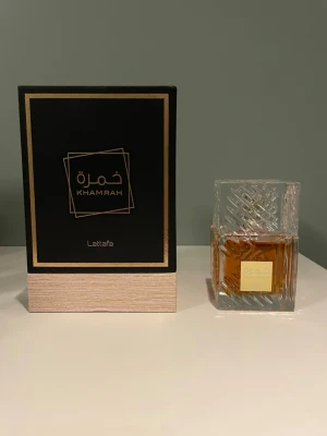 Lattafa Khamrah Eau de Parfum 100ml - Lattafa Khamra Eau de Parfum är en mysig och söt parfym med doft av bl.a kanel, pralin, vanilj och tonkaböna. Många brukar beskriva den som att den luktar som en äppelpaj. Den är nästan helt ny och är endast använd några gånger. Den är i mycket fint skick. Kan även ta emot byten.