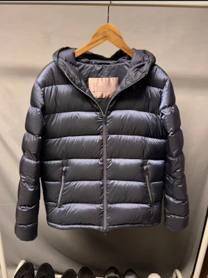Herno jacka - Supersnygg herno jacka! Size 52 sitter som M! Modellen är 179cm ! Jackan är i toppskick! Inga defekter. Riktigt fet! Hör av dig om du vill köpa!🙌