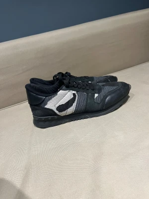 Valentino rockruners storlek 42    - Säljer ett par rockruners, Storlek:42, Skick:7/10,Pris:999, 1.1kontakta mig vid frågor eller funderingar‼️ 