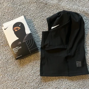 Nike Ski Mask - Helt ny & Oanvänd✅, Onesize (passare alla), kommer med förpackning 📦, perfekt för att hålla sig varm i vintern ❄️