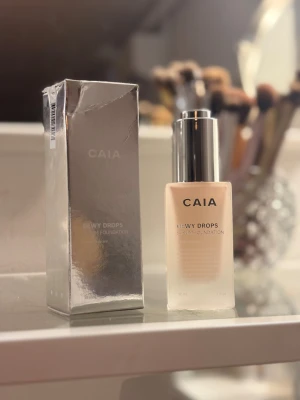 CAIA Dewy Drops Serum Foundation  - CAIA Dewy Drops Serum Foundation. Perfekt för dig som gillar naturlig glow. Hade önskat mig denna i julklapp men fick den i fel färg som jag insåg när jag redan råkat öppna förpackningen och då går det inte att returnera. Har kvitto, förpackning och den är helt oöppnad i själva flaskan! Färg: 10C ❣️