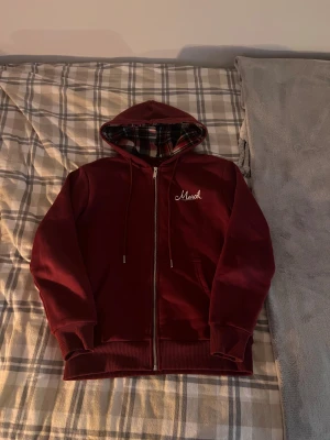 Leon Marcel zip hoodie - Säljer en av mina Leon Marcel zip hoodies. Som du ser på bilderna så är den vinröd med ett unikt mönster på insidan som verkligen gör tröjan unik. Väldigt skönt och mjukt material på insidan. Stl XS, passar nog 160-170cm beroende på hur man vill att tröjan ska sitta. Hör av dig vid någon fundering!