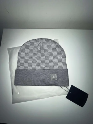 LVmössa - Grå rutig mössa helt ny.  postar varann dagen den beställs eller dagen efter 