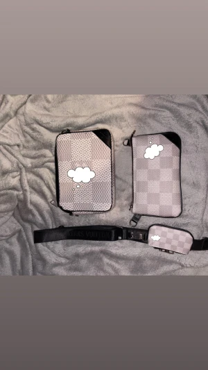 L och V väska  - Sitter skitbra, köpte i somras men växt ur den stilen, dags för er YG’s glida runt med stil. Priset går diskutera liteee bara men det går