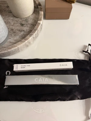 CAIA Double Take eye pen & E11 borste - Säljer CAIA Double Take eye pen med två ändar: en svart eyeliner och en bronsig ögonskuggs-penna. Medföljer även en CAIA ögonskuggsborste E11. Allt är nytt från Caias julkalender. Det är inte något som jag använder och därför säljer jag det. Ögonskuggspenan är limited eftersom den inte säljs med borsten kostar 145 på deras hemsida🤍