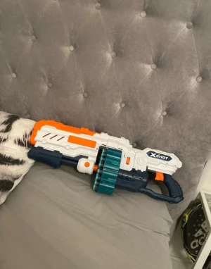 Ingen väst på bilderna - En nerfgun från X-Shot. Den är använd fåtal gånger sen har den bara blivit liggandes, har ungefär 50 skott till ifall man skulle tappa bort några. Hör av er vid frågor!