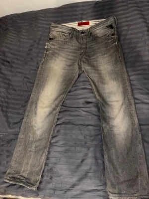 Replay grå jeans, straight fit 31/32 - Säljer ett par gråa Replay jeans i straight fit med snyggt slitna detaljer och klassisk femficksdesign. Skicket är mycket bra och jag svarar gärna på era frågor 😀 