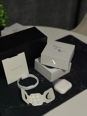 Trådlöst hörlurar helt by med hela material - Den e helt ny och med alla detaljer.   Jättebra ljud ✅  Brusreducering ✅  Samtal ✅  Ändra ljud inställningar ✅