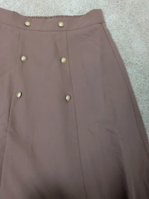 Rosa kjol med guldknappar - Hög midjad långkjol i retro stil, endast prövad 🦋 passform S/M