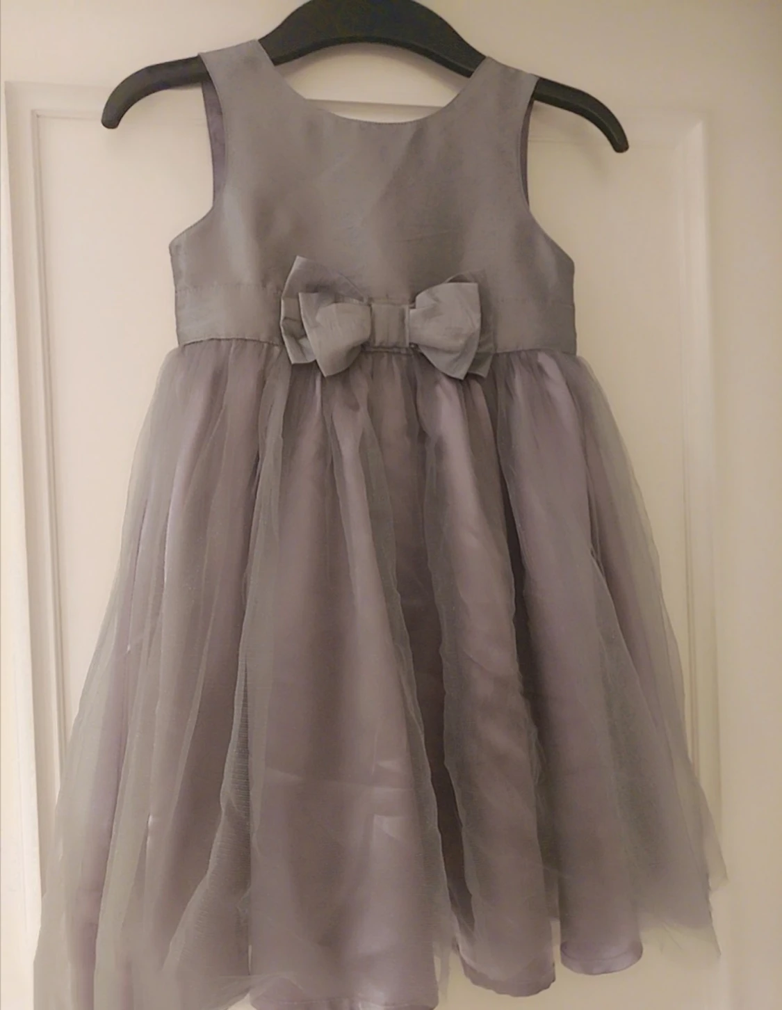 Grå ärmlös klänning med rosett ,4-5år - 1