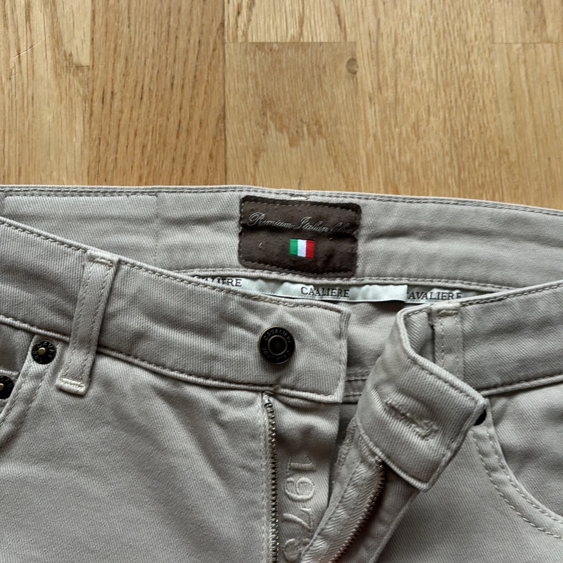 Ljusgrå chinos från Cavaliere - 1