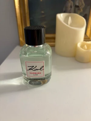 Karl Hamburg Alster parfym 60ml - Stilren parfym från Karl Lagerfeld, Hamburg Alster. Flaskan rymmer 60 ml och är tillverkad i Frankrike. Perfekt för dig som vill ha en modern och trendig doft i samlingen. Ca 50 ml kvar.