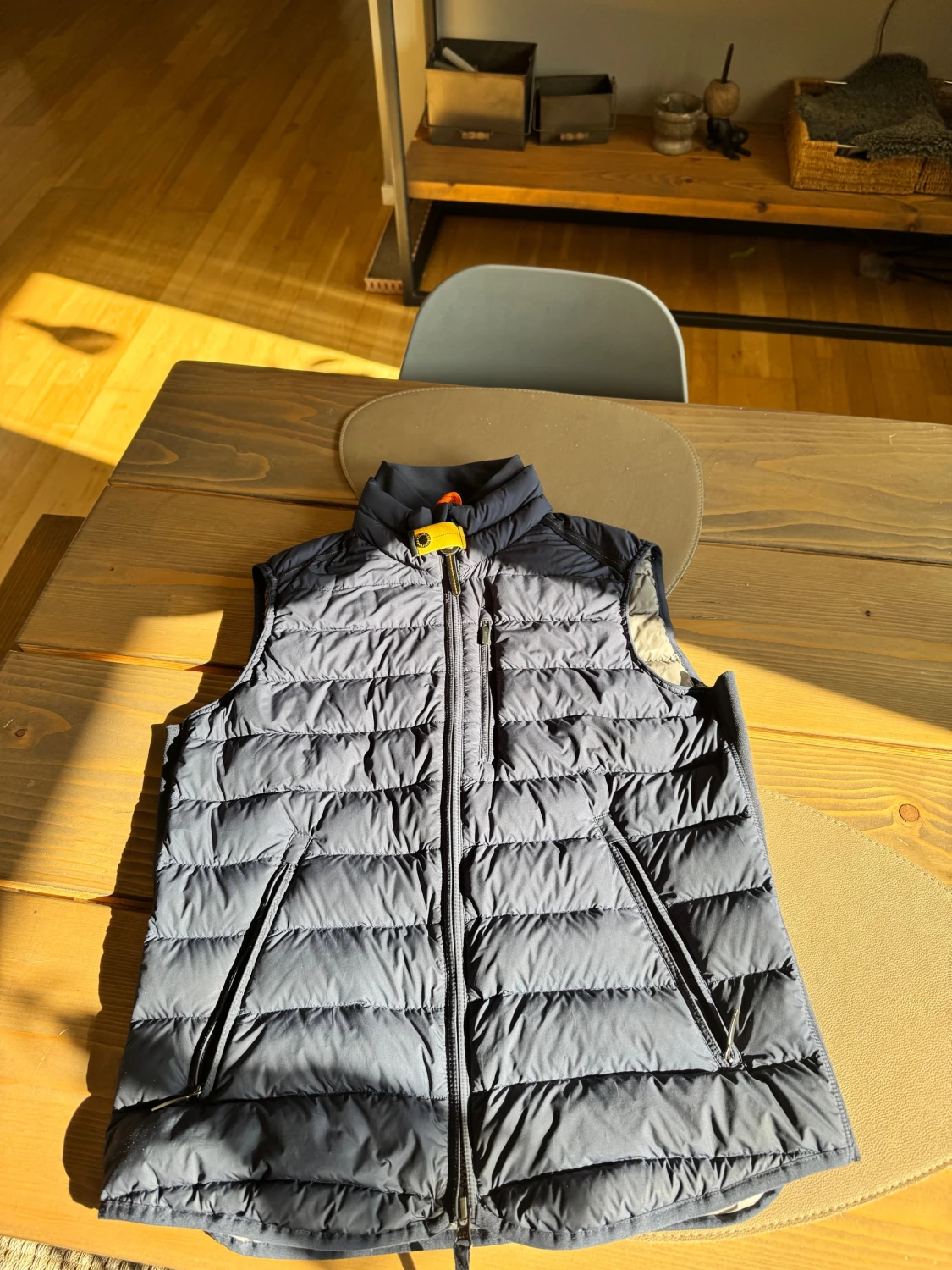 Mörkblå dunväst från Parajumpers