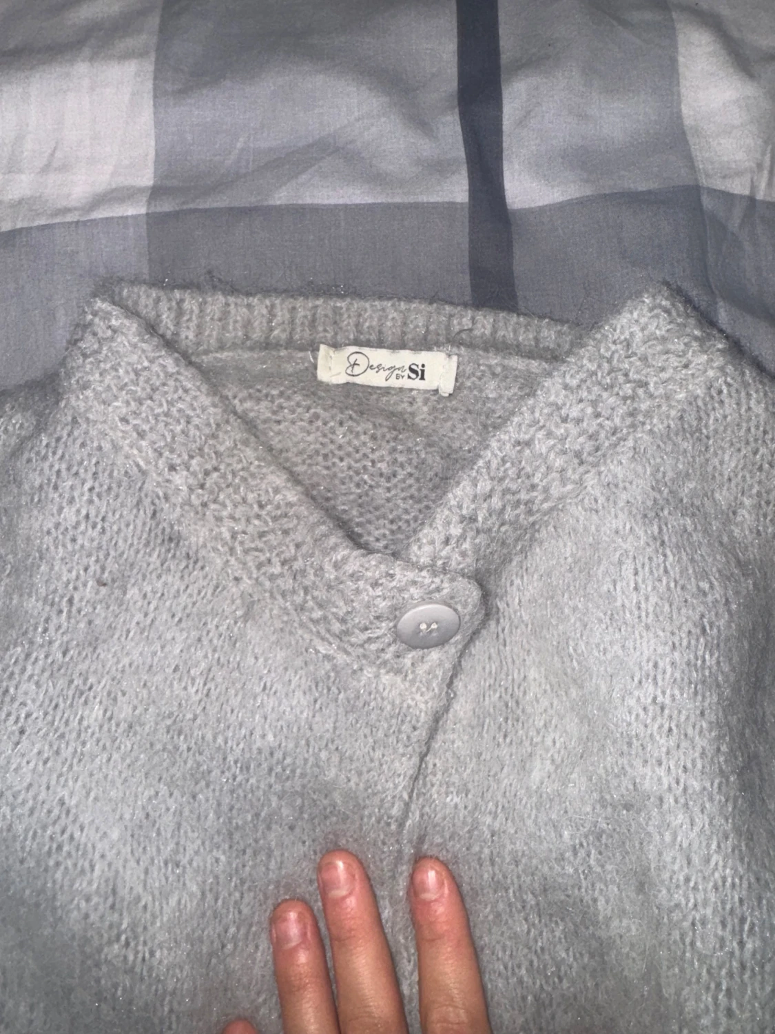 Grå stickad kofta från Design by Si - 2
