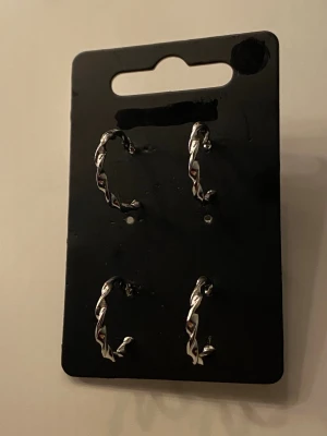 Snygga silverfärgade örhängen - Två par coola örhängen i silverfärg med tvinnad design. De är helt oanvända och ej äkta silver 🫶Perfekta för att lyfta din stil med en enkel men ändå unik detalj! 5kr styckpris, båda för 7kr!