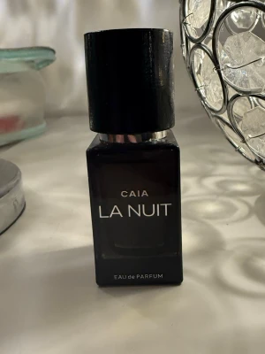 CAIA La Nuit Eau de Parfum - Oanvänd helt ny. Stilren parfym från CAIA, La Nuit. Flaskan innehåller 15 ml och är tillverkad i Stockholm, skapad i Paris. Perfekt storlek för att ta med sig och addera en exklusiv touch till din stil.