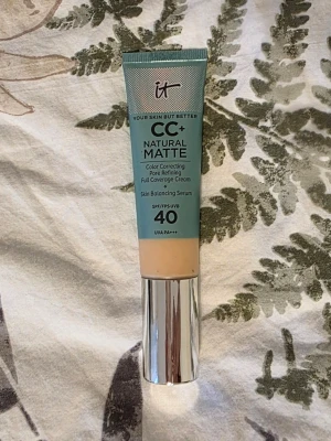 IT Cosmetics CC+ Natural Matte: Fair IV - Säljer min CC+ Natural Matte från IT Cosmetics i nyansen Fair IV, då den tyvärr inte passar min hudtyp. Produkten köptes för cirka två veckor sedan och har endast använts vid två tillfällen, sammanlagt ungefär två pumpar på handen. Kan skickas omgående! Pris går alltid att diskutera! 💓 