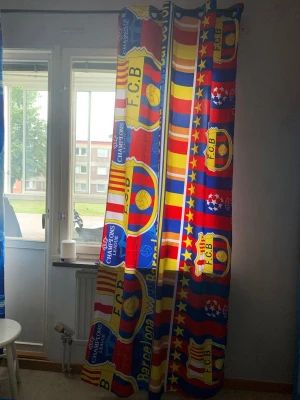 Ingen väst på bilden - Bilden visar inga västar utan endast gardiner med FC Barcelona-tema.