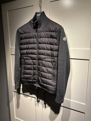 Moncler Cardigan - Snygg grå Cardigan från Moncler. Köpt för 4300 kr på Brand Supply. Nypris ligger väl runt 10 tusen. Riktigt fint skick. Storlek S. Pris går att diskutera! 