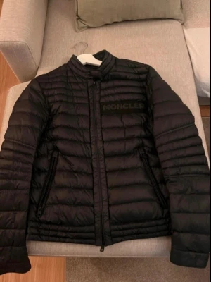Svart pufferjacka från Moncler - Mycket bra skick självklart äkta storlek 3 