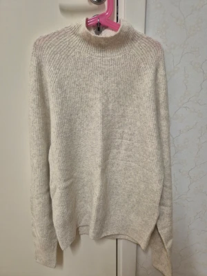 3D Knit Seamless Soufflé Yarn Mock Neck Jumper - Materialet består av polyamid, akryl, bomull och elastan. Ny, tvättad. Aldrig använd. Längd: 60 cm. Bredd: 30 cm.