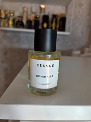 Essnce Sugar Kiss Eau de Parfum - Kryddig unisex doft! Passar perfekt på vintern! Köpt i april. Se innehåll på bilderna. Säljer av flera parfymer ur min samling! 