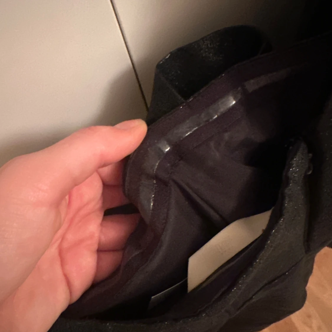 Svart glittrig oneshoulder klänning rosett - 4