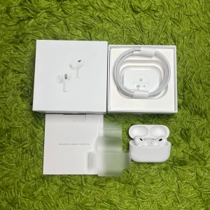 AirPods Pro (2nd generation) med MagSafe Charging Case (USB-C) - Säljer ett par AirPods Pro (2nd gen) med MagSafe-laddningsetui (USB-C). Komplett med originalförpackning och tillbehör. Hörlurarna och etuiet är i mycket gott skick, inga synliga repor eller skador. Aktiv brusreducering och transparensläge för bästa ljudupplevelse.