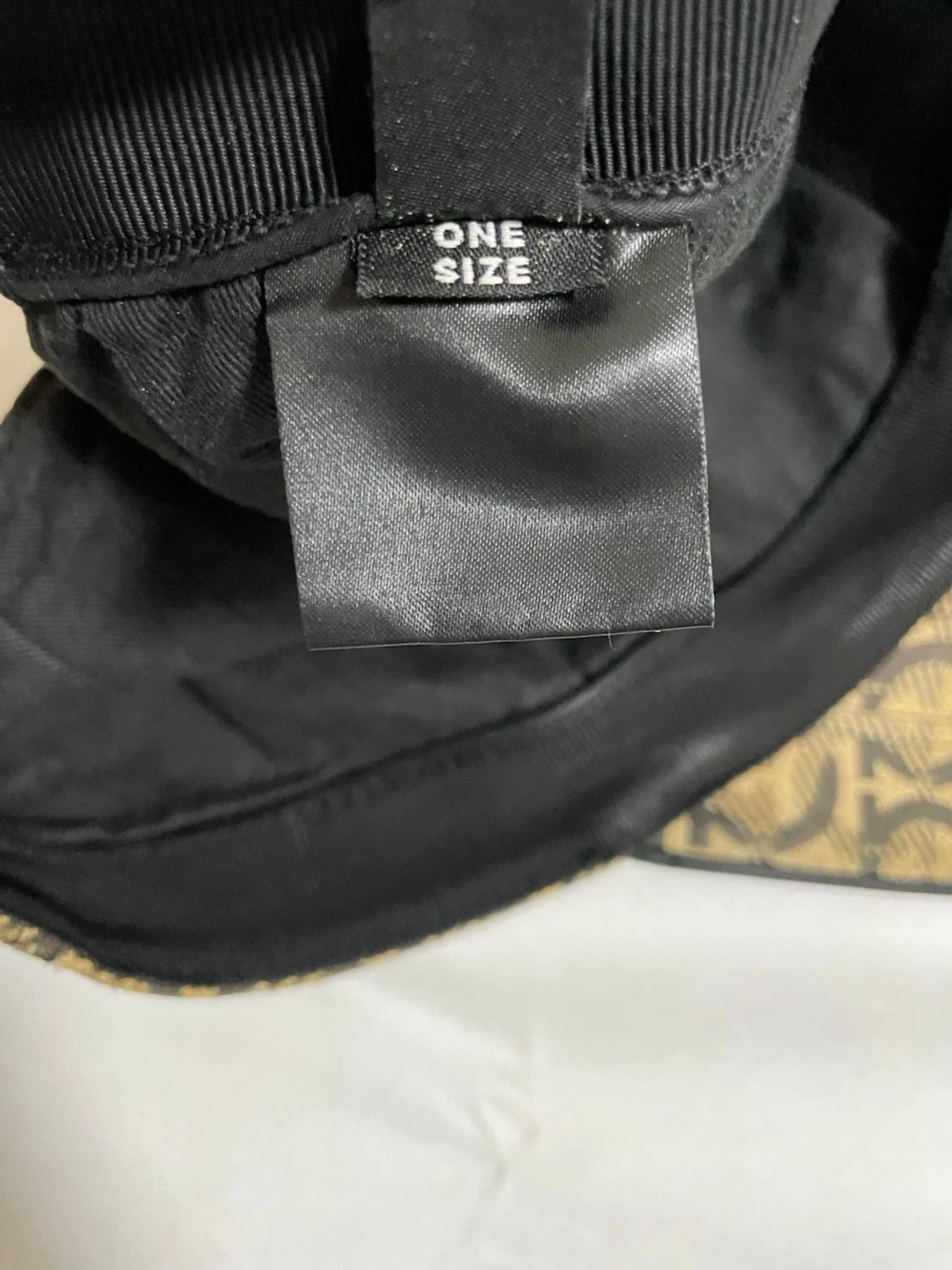 Beige mönstrad keps från Ferragamo - 3