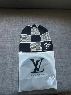 LV beanie  - LV beanie, pris kan diskuteras! Endast seriösa köpare!!