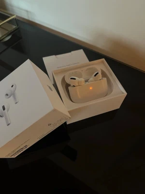 AirPods Pro - Köpta från Elgiganten nyligen, kände inte att dom riktigt passade, ångerrätt upphörde därav försöker jag sälja dem 