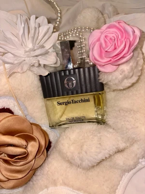 Sergio Tacchini Eau de Toilette - Stilren Eau de Toilette från Sergio Tacchini. Perfekt för dig som vill ha en klassisk och fräsch touch. 50 ml och ca 45 ml kvar!