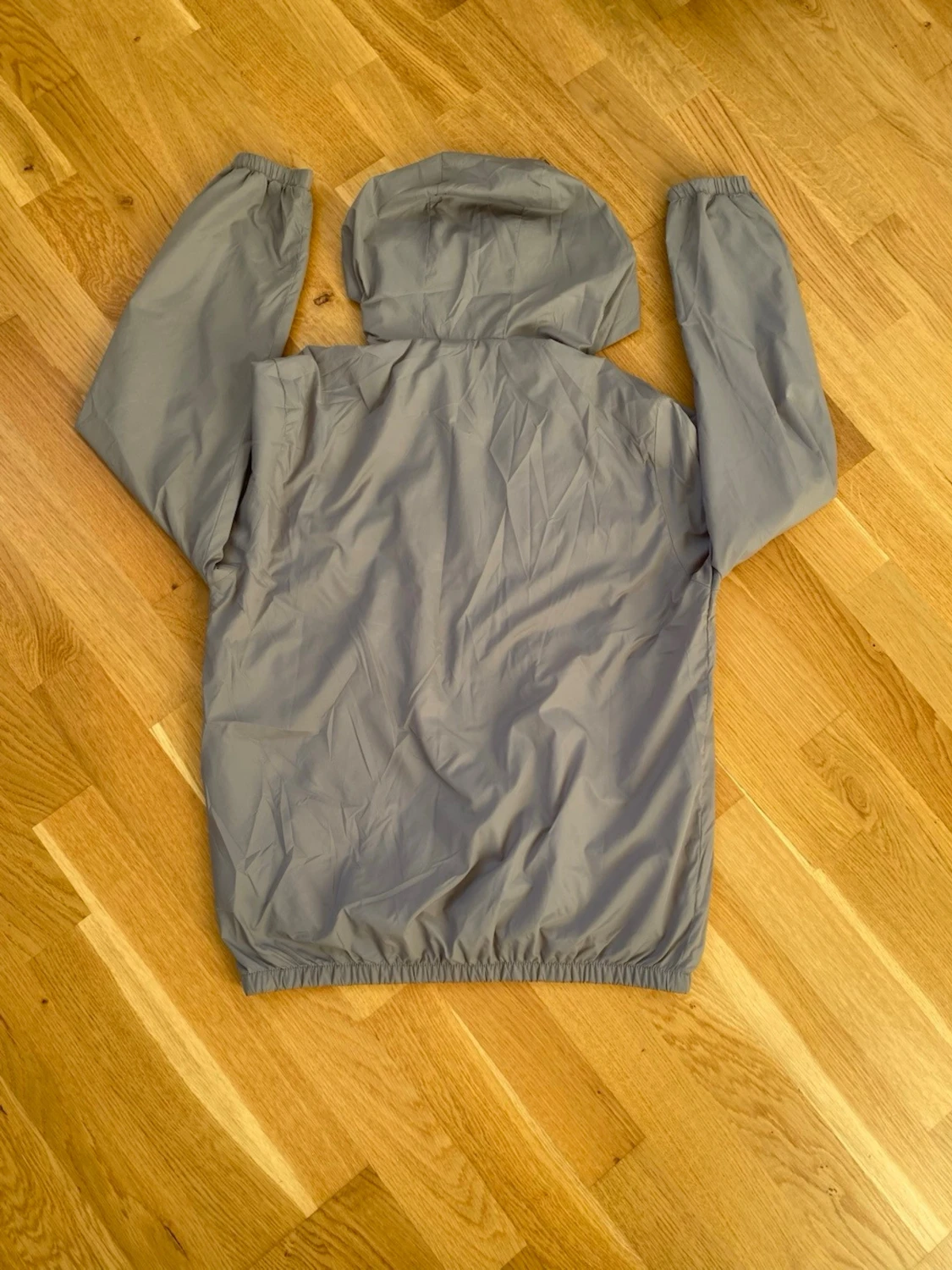 Grå vindjacka med huva - 1
