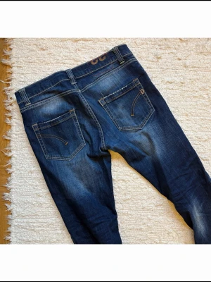 Slimfit Dondups *Snygg wash* - Mina egna dondups i min personliga favoritmodell ”Mius” med extremt bra passform! Storlek 32 vilket enligt mig motsvarar 30/32, även fast de är uppsydda ca 3cm. Hör gärna av dig vid frågor.
