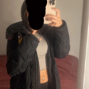 Svart Parajumpers parkajacka - Säljer en svart parkajacka från parajumper stl S pris kan diskuteras vid snabb affär