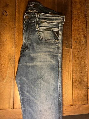 Blå Replay anbass hyperflex  - Säljer dessa riktigt feta replaysen. Dem är anbass vilket är den bästa och populäraste modellen och i hyperflex vilket gör dem väldigt sköna, riktigt bra passform! Dem är i väldigt bra skick utan defekter