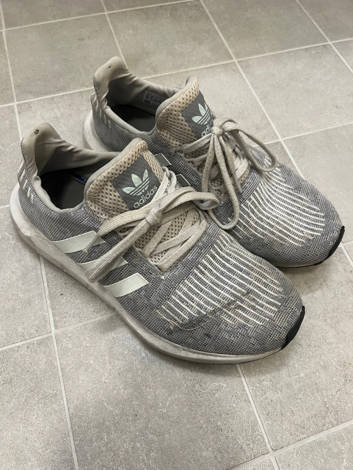 Grå adidas sneakers strl 44