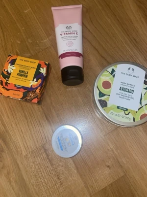 Produkter från The Body Shop - Hej! Jag säljer de här produkterna från The Body Shop. Det är en badbomb, en body butter, ett typ ansikts butter, för att bland annat tvätta bort smink. Och sist en ansiktstvål. Allt är oanvänt, jag öppnade ansikts tvål/smöret för att se att det inte var använt!✨