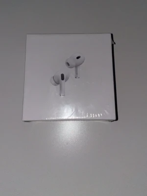 AirPods Pro 2nd generation (USB-C) - Säljer ett par AirPods Pro 2nd generation med MagSafe-laddningsetui (USB-C). Hörlurarna är i nyskick och levereras komplett med originalförpackning. Aktiv brusreducering, transparensläge och utmärkt batteritid. Fungerar perfekt med iPhone, se batterinivå på bild. Inga synliga defekter.