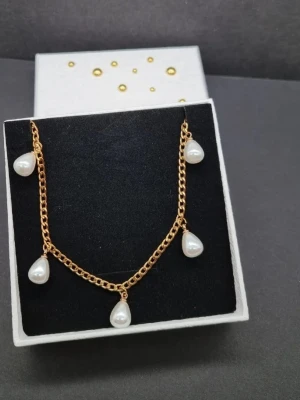 Handgjort halsband med pärlor  - Material-rostfritt stål. 