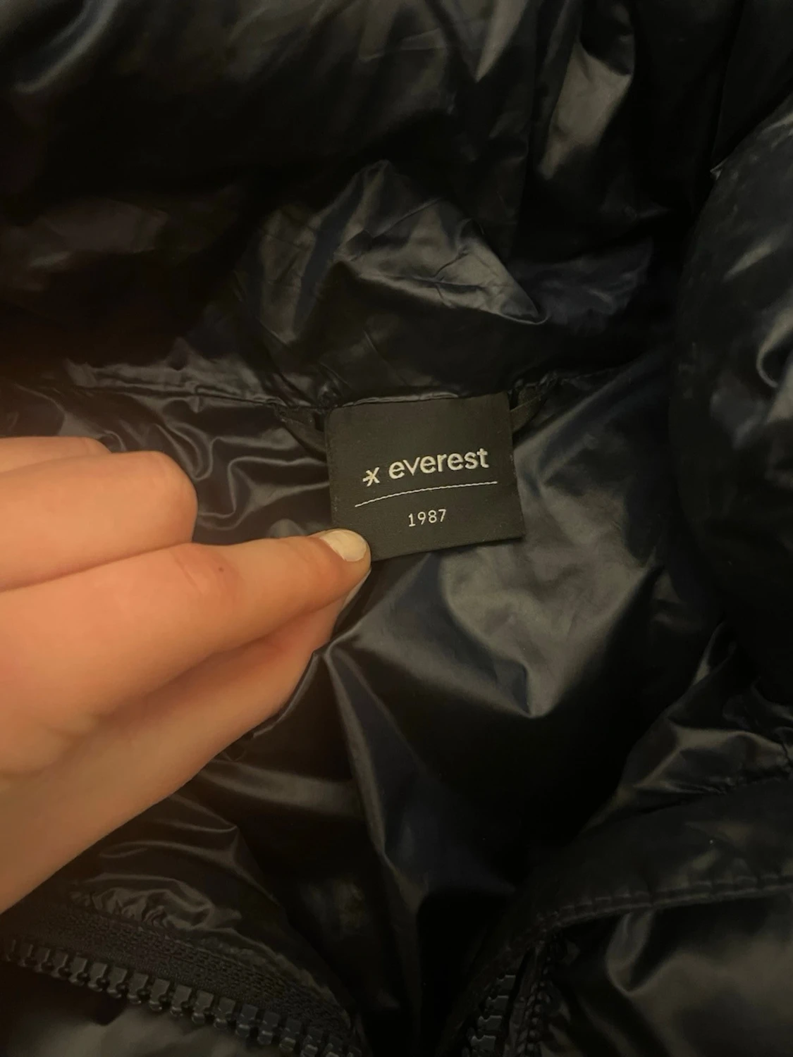 Svart glansig  pufferjacka från Everest i storlek xs. - 1